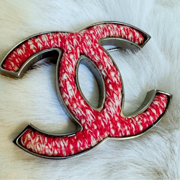 Chanel CC Pin & Brooch - Picture 2 of 7